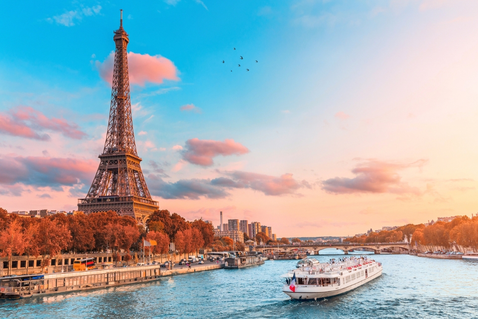France forecasts a record 102 million international visitors in 2025