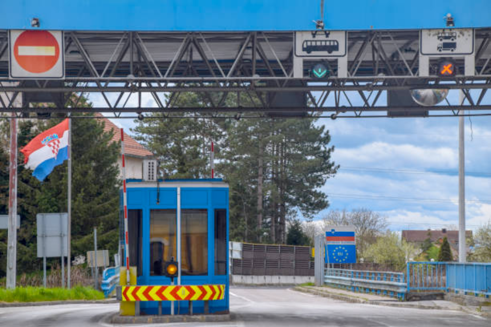 Migrant Processing Centers to Open Along Slovenia-Croatia Border